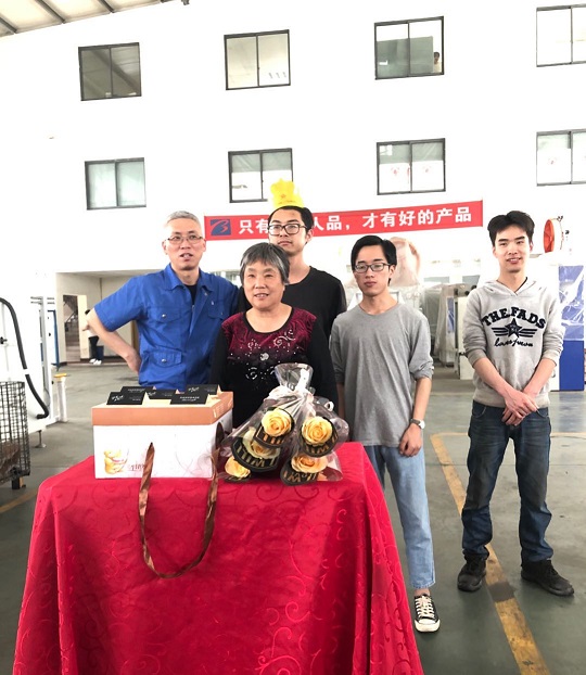 本發(fā)科技為四月份生日員工慶生，感謝為編織機(jī)事業(yè)付出